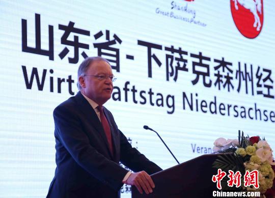 下萨克森州州长斯特凡?威尔在交流会上介绍该州的情况。 沙见龙 摄