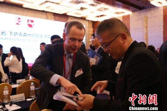 德国下萨克森州政府、经贸等代表与山东各方代表就海洋产业、港口合作、贸易来往等方面展开洽谈对接。 沙见龙 摄
